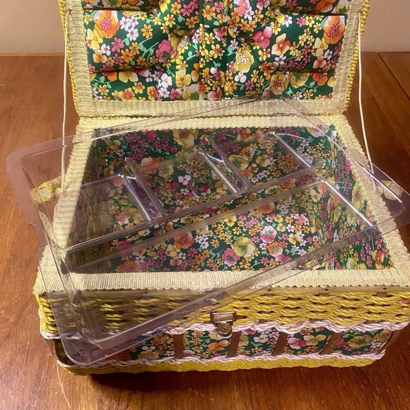 Vintage Woven Wicker Sewing Basket Box W/ Insert Flowers Fabric Japan Boho MOD. - Picture 4 of 9